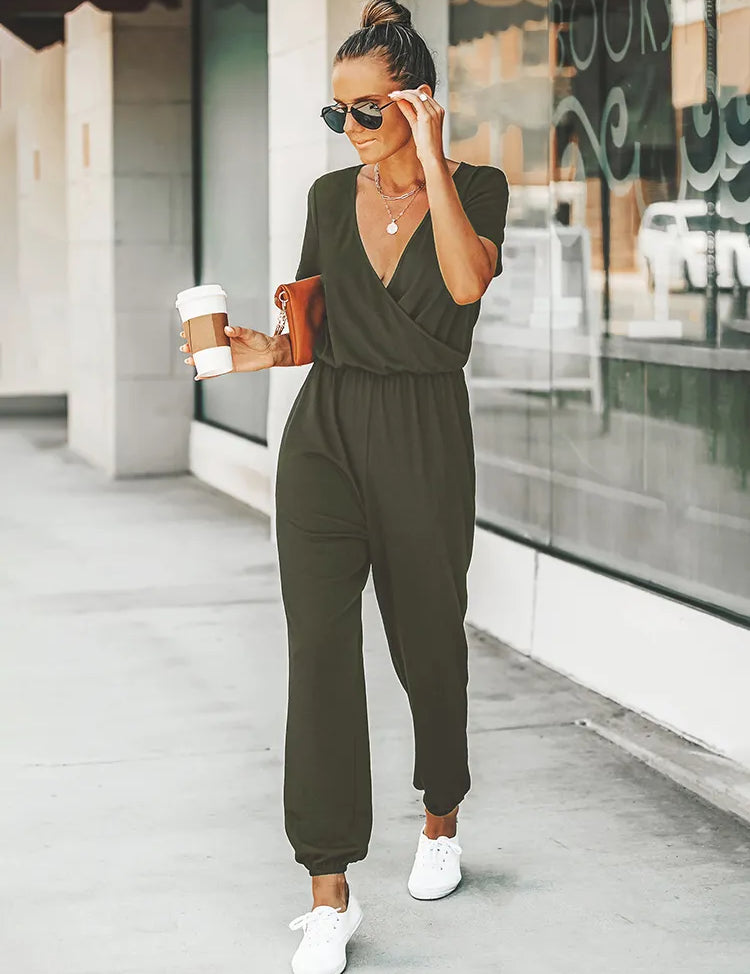 Stijlvolle zwarte jumpsuit met korte mouwen, v-hals en elastische taille voor een trendy uitstraling en comfortabele pasvorm. Gemaakt van polyester en spandex voor een soepele en mooie val over het lichaam. Een must-have voor diverse gelegenheden.