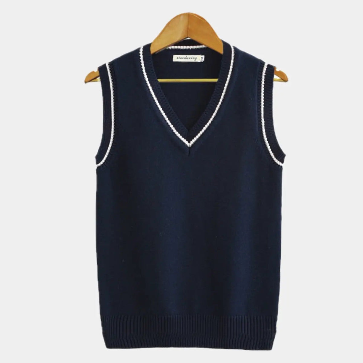 Mouwloos vest met v-hals en kabelpatroon