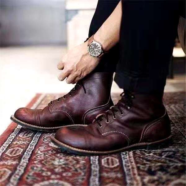 Heren veterboots, geïnspireerd op een retro uitstraling voor een trendy look. Gemaakt van hoogwaardige materialen voor duurzaamheid en met een comfortabel ontwerp voor ondersteuning gedurende de hele dag. Perfecte combinatie van stijl en comfort, ideaal voor diverse gelegenheden.