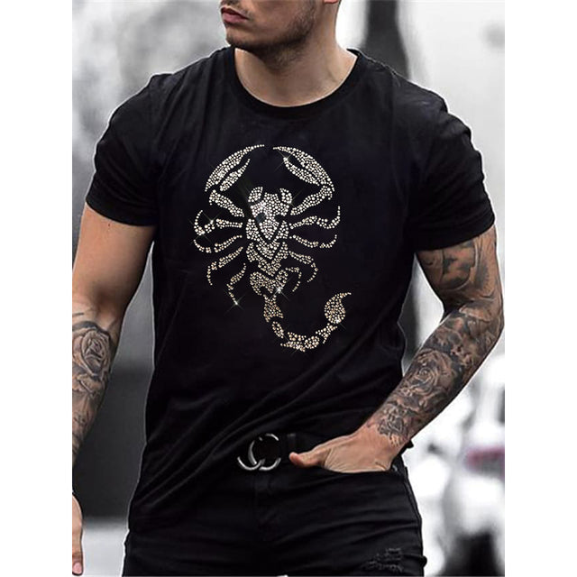 Oversized heren T-shirt met een trendy O-hals en strass steentjes voor een modieuze uitstraling. Een must-have voor mannen die op zoek zijn naar stijl en comfort.