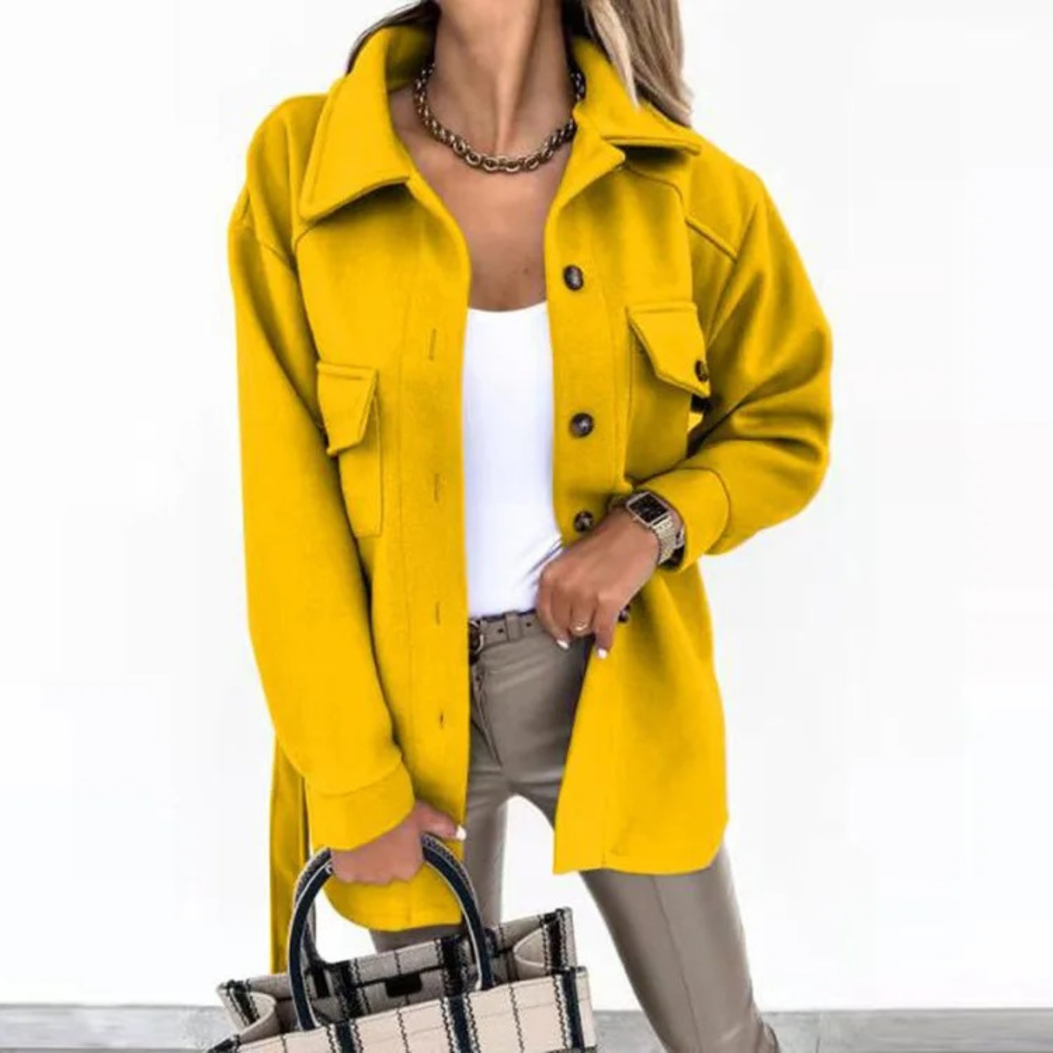 Stijlvolle dames zomerjas, perfect voor de warmere dagen. Gemaakt van ademend fleece materiaal voor ultiem comfort. Met trendy omgeslagen kraag, knopen en een flatterende pasvorm. Veelzijdig te dragen als zomerjas of tussenjas.