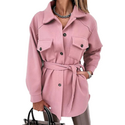 Stijlvolle dames zomerjas, perfect voor de warmere dagen. Gemaakt van ademend fleece materiaal voor ultiem comfort. Met trendy omgeslagen kraag, knopen en een flatterende pasvorm. Veelzijdig te dragen als zomerjas of tussenjas.