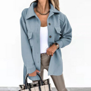 Stijlvolle dames zomerjas, perfect voor de warmere dagen. Gemaakt van ademend fleece materiaal voor ultiem comfort. Met trendy omgeslagen kraag, knopen en een flatterende pasvorm. Veelzijdig te dragen als zomerjas of tussenjas.