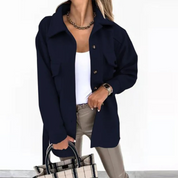 Stijlvolle dames zomerjas, perfect voor de warmere dagen. Gemaakt van ademend fleece materiaal voor ultiem comfort. Met trendy omgeslagen kraag, knopen en een flatterende pasvorm. Veelzijdig te dragen als zomerjas of tussenjas.