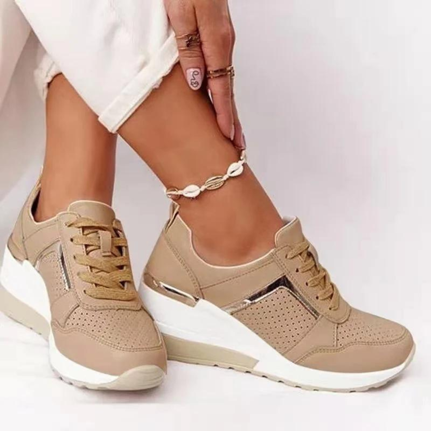 Dames sneakers ontworpen voor een moeiteloze combinatie van fashion en gemak. Gemaakt van ademende en duurzame materialen, bieden ze optimale ondersteuning voor de voetboog en verlichting van eventuele pijn. Geschikt voor zowel dagelijks gebruik als speciale gelegenheden. Maattabel beschikbaar voor diverse maten.