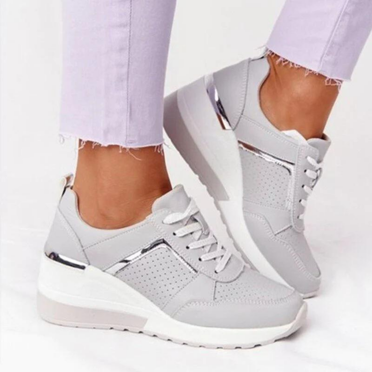 Dames sneakers ontworpen voor een moeiteloze combinatie van fashion en gemak. Gemaakt van ademende en duurzame materialen, bieden ze optimale ondersteuning voor de voetboog en verlichting van eventuele pijn. Geschikt voor zowel dagelijks gebruik als speciale gelegenheden. Maattabel beschikbaar voor diverse maten.