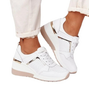 Dames sneakers ontworpen voor een moeiteloze combinatie van fashion en gemak. Gemaakt van ademende en duurzame materialen, bieden ze optimale ondersteuning voor de voetboog en verlichting van eventuele pijn. Geschikt voor zowel dagelijks gebruik als speciale gelegenheden. Maattabel beschikbaar voor diverse maten.