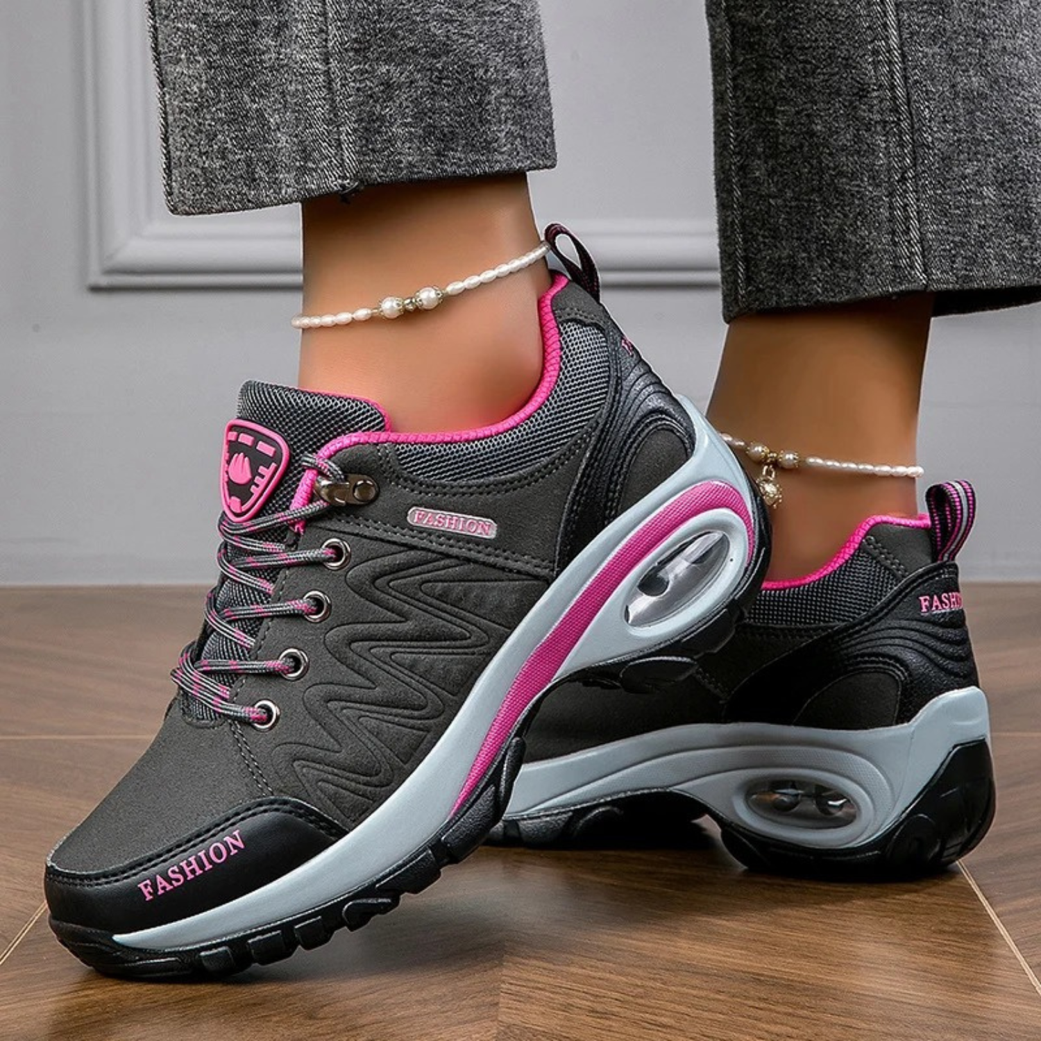 Deze comfortabele wandelschoenen zijn speciaal ontworpen voor dames die op zoek zijn naar stijl en ondersteuning tijdens het wandelen. Met een waterdicht en trendy design zijn deze schoenen ideaal voor iedere actieve vrouw. Gemaakt van duurzame en ademende materialen voor langdurig gebruik en verkrijgbaar in hippe kleuren die perfect te combineren zijn met verschillende outfits.