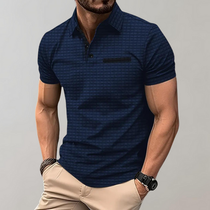 Heren poloshirt dat comfort en stijl combineert voor een verzorgde uitstraling bij elke gelegenheid. Gemaakt van hoogwaardige materialen, heeft een tijdloos ontwerp en is veelzijdig te stylen voor zowel informele als formele looks. Verkrijgbaar in diverse stijlvolle kleuren.