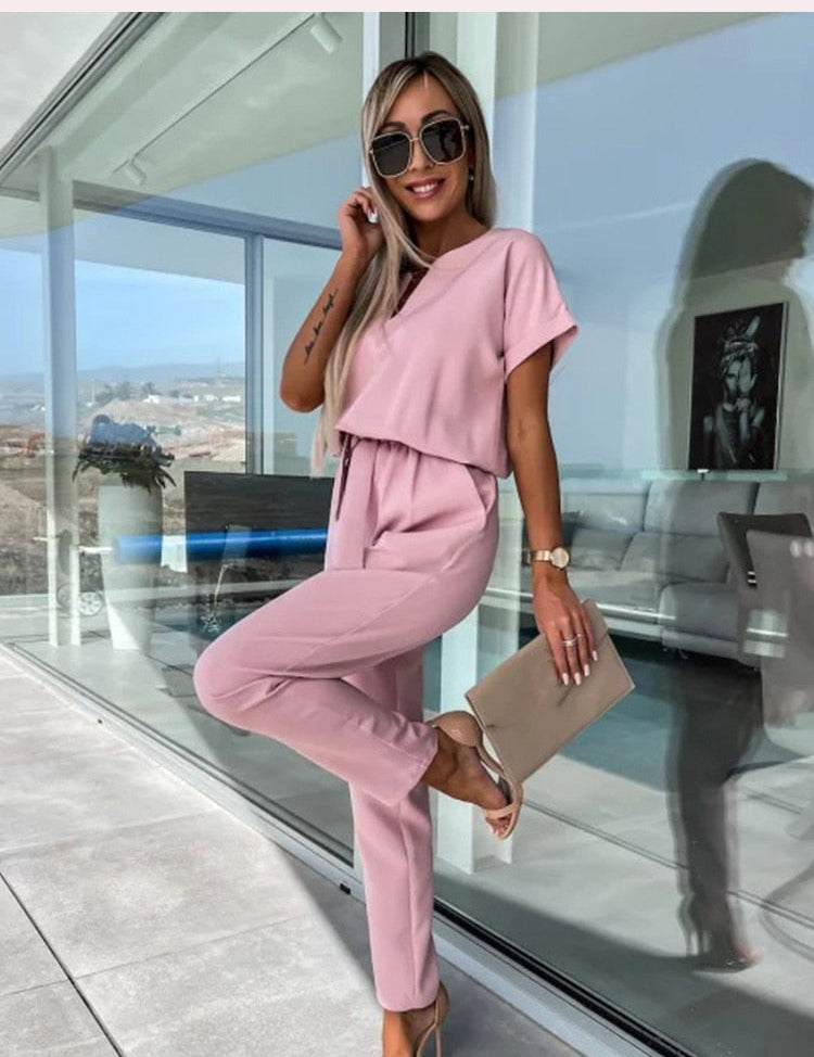 Ontdek stijl en comfort in deze jumpsuit met korte mouwen, voorzien van een trendy ceintuur voor een moeiteloze uitstraling. Gemaakt van zachte stof voor ultiem draagcomfort, met een flatterend silhouet en een veelzijdige uitstraling voor diverse gelegenheden.