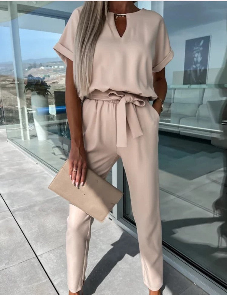 Ontdek stijl en comfort in deze jumpsuit met korte mouwen, voorzien van een trendy ceintuur voor een moeiteloze uitstraling. Gemaakt van zachte stof voor ultiem draagcomfort, met een flatterend silhouet en een veelzijdige uitstraling voor diverse gelegenheden.