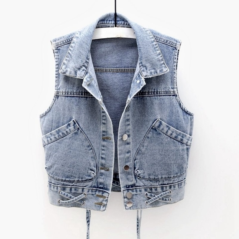 Klassiek denim vest gemaakt van organisch denim in medium blauwe wassing. De flatterende slim fit wordt benadrukt door omgeslagen kraag, schuine zakken en stijlvolle criss-cross details in de taille.