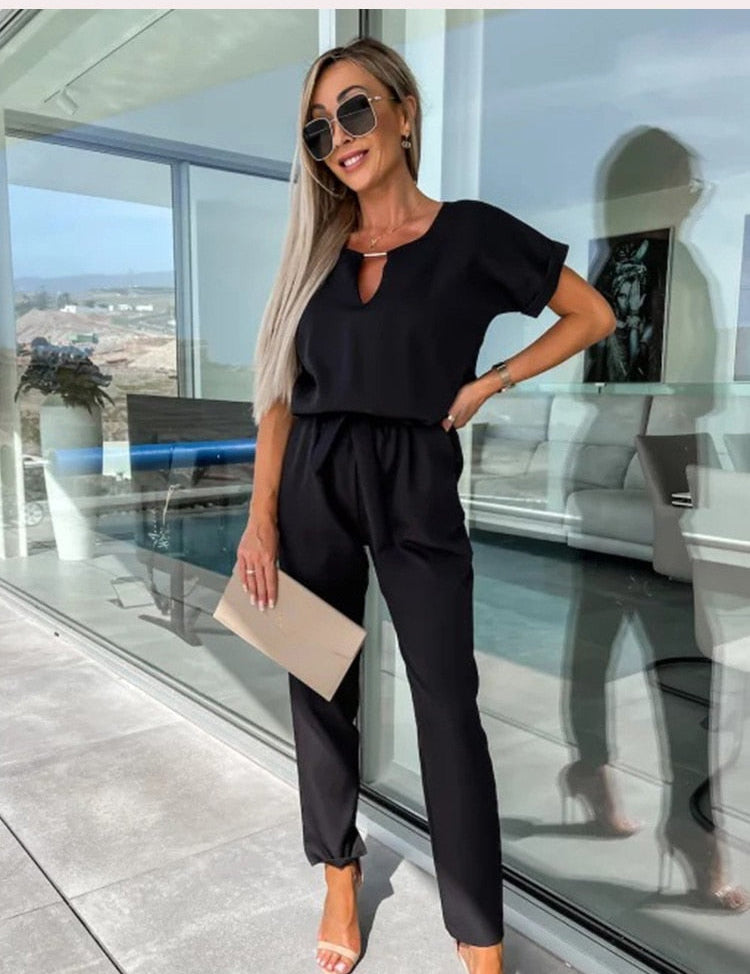 Ontdek stijl en comfort in deze jumpsuit met korte mouwen, voorzien van een trendy ceintuur voor een moeiteloze uitstraling. Gemaakt van zachte stof voor ultiem draagcomfort, met een flatterend silhouet en een veelzijdige uitstraling voor diverse gelegenheden.