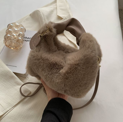 Fluffy Handbag | Deze tas wil je gewoon knuffelen