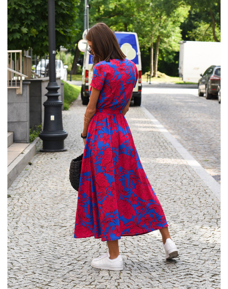 Deze midi-jurk met een romantisch bloemenmotief zorgt voor een natuurlijke en levendige uitstraling. De vrouwelijke snit en het wikkelontwerp accentueren op een elegante wijze het figuur. Ideaal voor diverse gelegenheden, biedt de jurk comfort, bewegingsvrijheid en een aanpassende pasvorm. Daarnaast is de jurk modieus, eenvoudig te verzorgen en duurzaam.