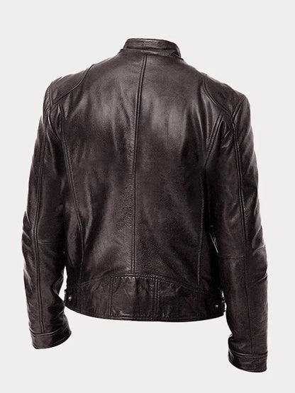 Stoere leren bikerjas, perfect voor een edgy en trendy uitstraling. Gemaakt van 100% PU voor kwaliteit en duurzaamheid, met een losse en comfortabele pasvorm. Voorzien van zachte voering van premium katoen, klassieke snit en dubbele stiksels. Geschikt voor alle seizoenen. Maattabel beschikbaar voor diverse maten.