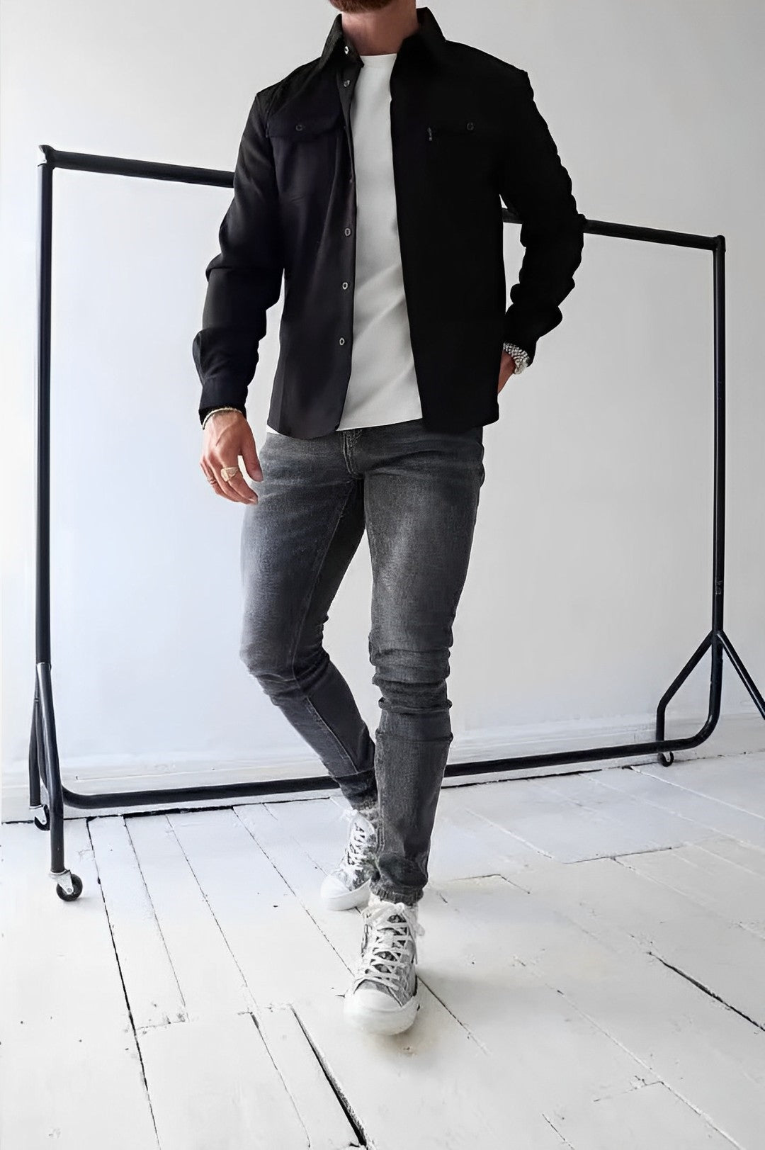 Heren Casual overhemd, perfect voor een moeiteloze en comfortabele look. Gemaakt van zacht katoen voor ultiem comfort, met een nonchalante pasvorm en neutraal ontwerp voor veelzijdige styling.