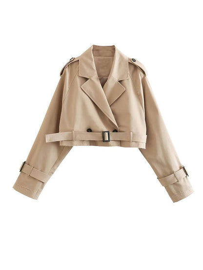 Beige cropped trenchcoat - een must-have voor een stijlvolle look. Voorzien van een double-breasted sluiting, kraag en verstelbare mouwen met manchetten voor een trendy uitstraling. Voeg moeiteloos een vleugje elegantie en professionele flair toe aan elke outfit.