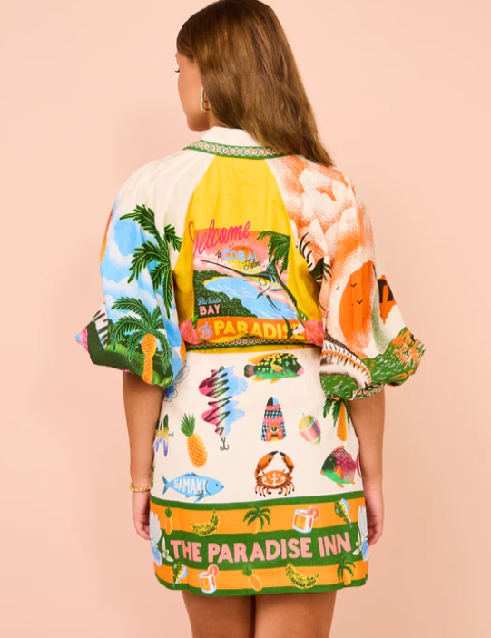 Deze elegante mini-jurk combineert zomerse verfijning met trendy details zoals een polokraag, getailleerd ontwerp, minizoom, elastische ballonmouwen en een strikceintuur voor een modieuze uitstraling. Perfect voor diverse zomerse evenementen.