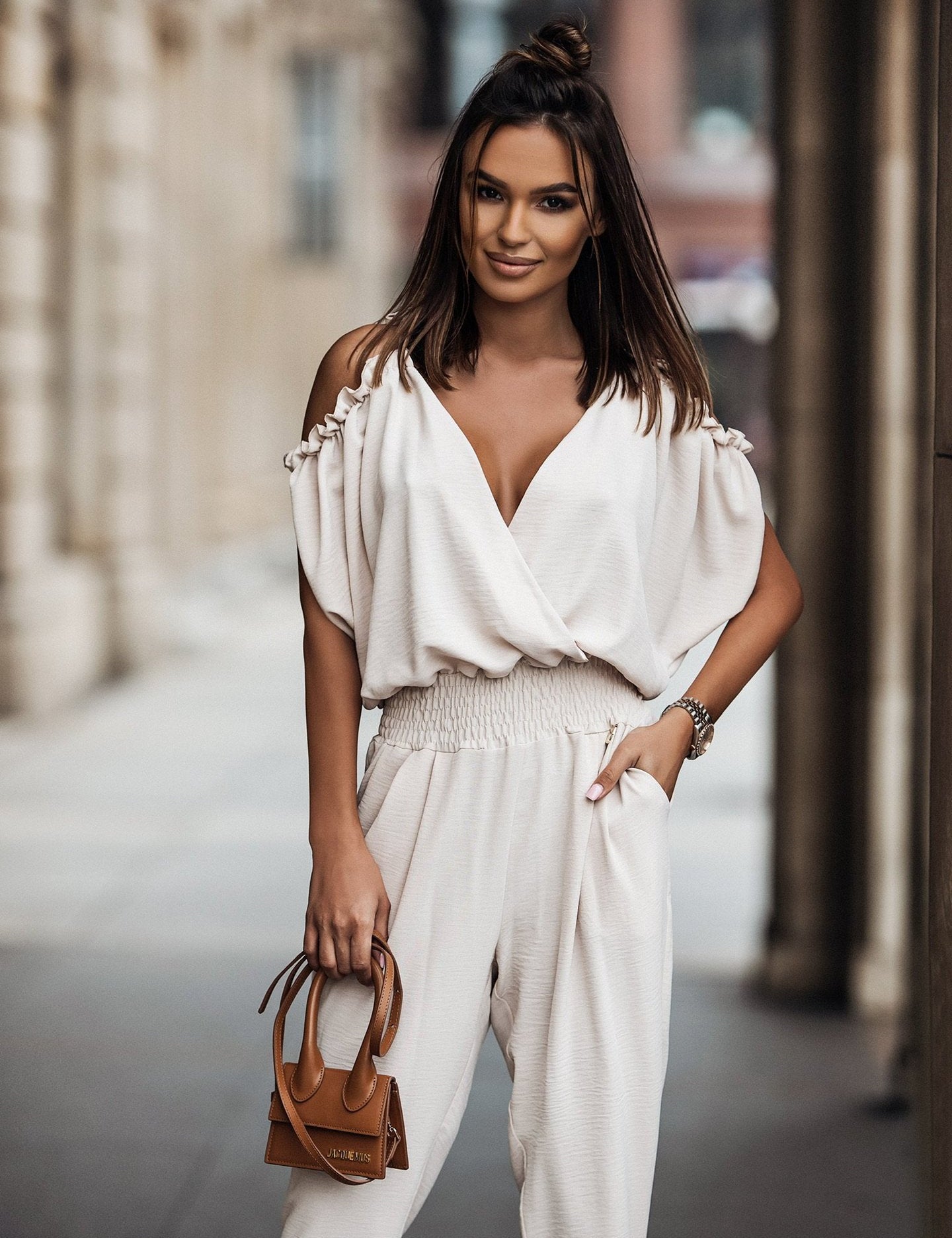 Witte jumpsuit met trendy open schouders, elegante overslag, v-hals en comfortabele elastische taille voor een veelzijdige en modieuze look, geschikt voor diverse gelegenheden.