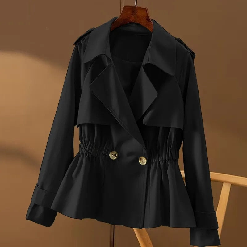 Tijdloze stijl en moeiteloos te combineren voor elke gelegenheid. Deze zwarte trenchcoat is een must-have voor elke modieuze garderobe. Getailleerd model met double-breasted sluiting, lange mouwen, brede revers, warme voering en stormflap.