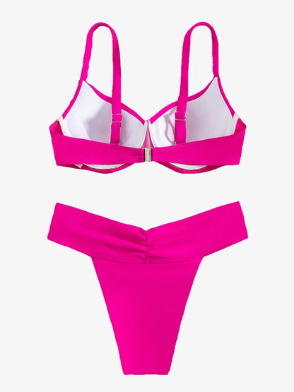 Push-up bikini set met hoge taille. Perfect voor een stijlvolle en zelfverzekerde look op het strand. Met push-up effect voor een liftend en vormgevend effect bij de buste, hoge taille voor het benadrukken van je taille en het creëren van een slankere uitstraling, en gemaakt van hoogwaardige materialen voor comfort en stijl.