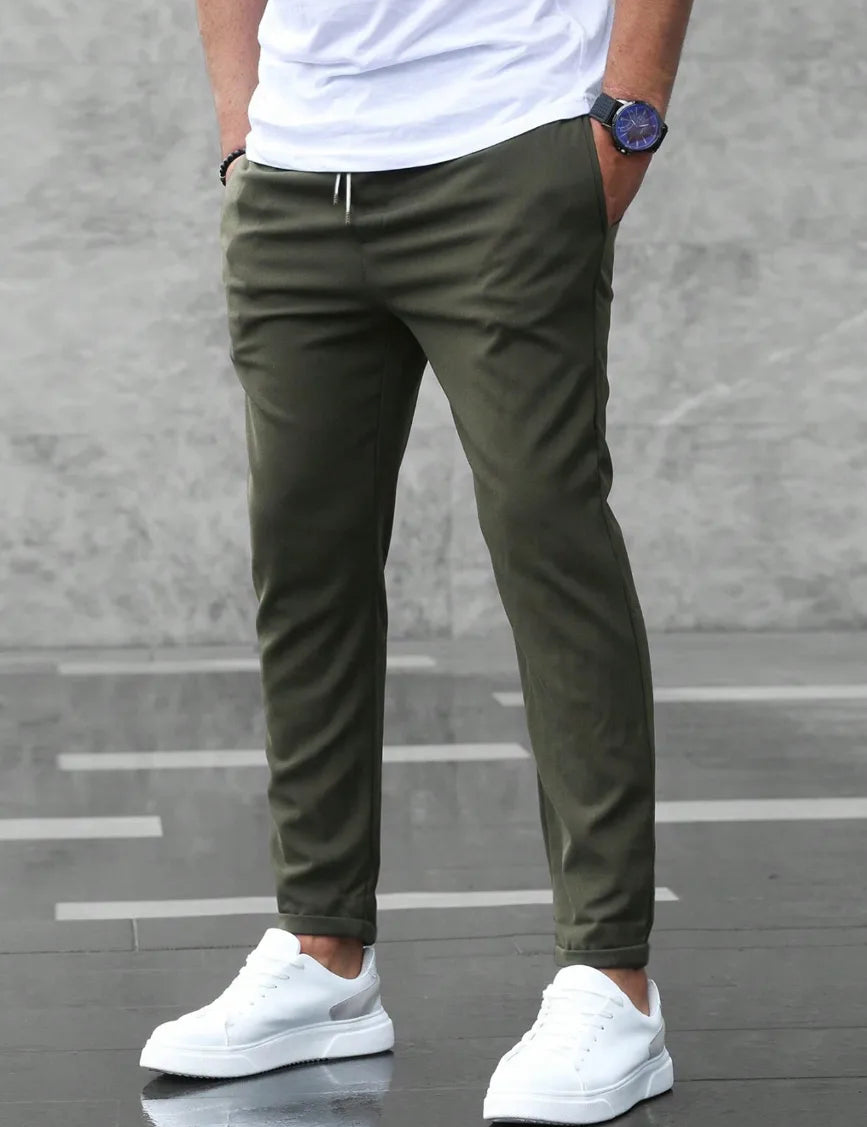 Slim fit broek met elastische taille en zijzakken