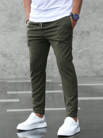 Slim fit broek met elastische taille en zijzakken