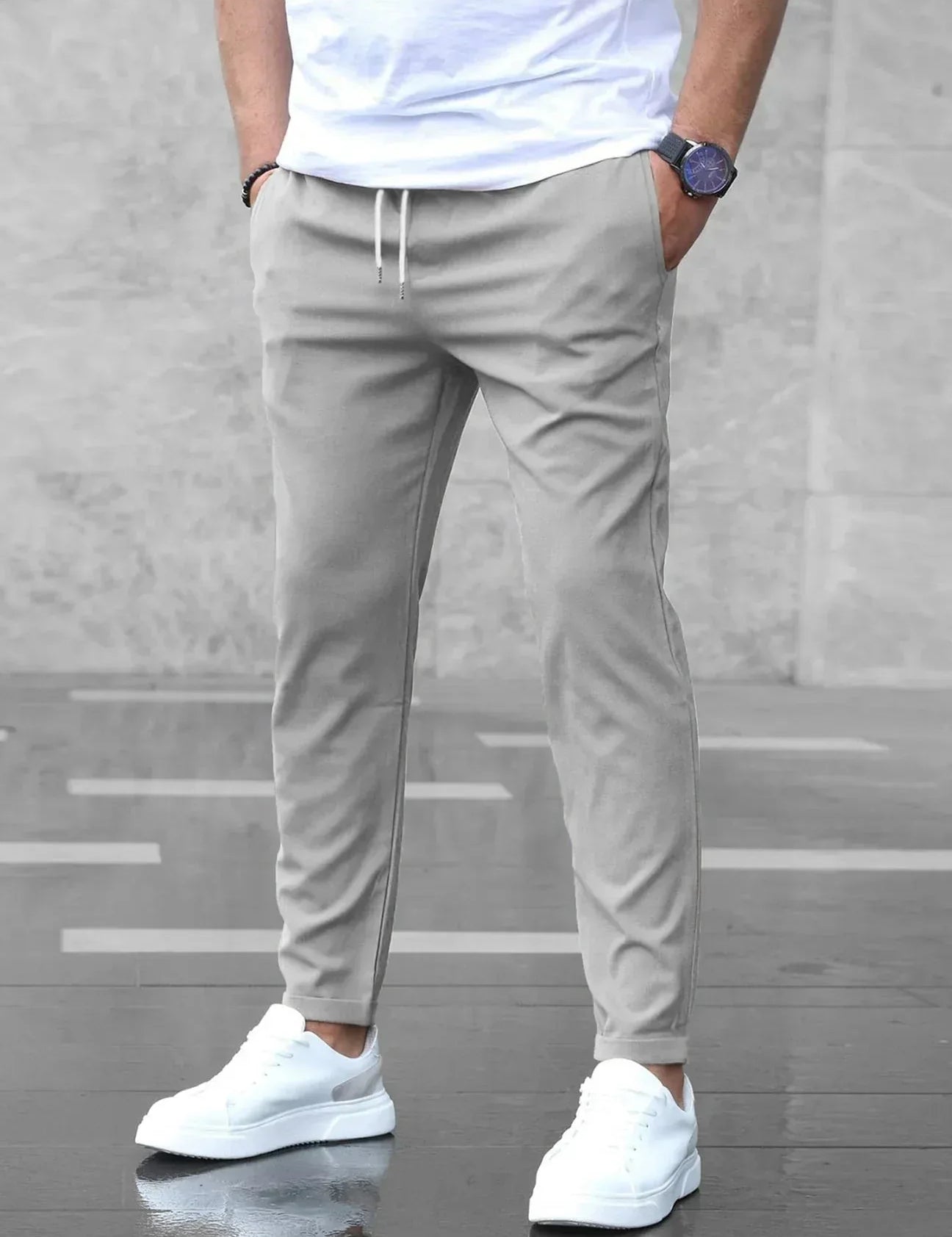 Slim fit broek met elastische taille en zijzakken