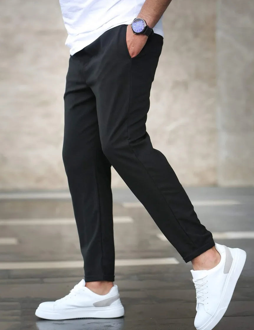 Slim fit broek met elastische taille en zijzakken