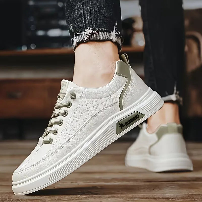 Sneakers met kunstleer en verhoogde rubberen zool