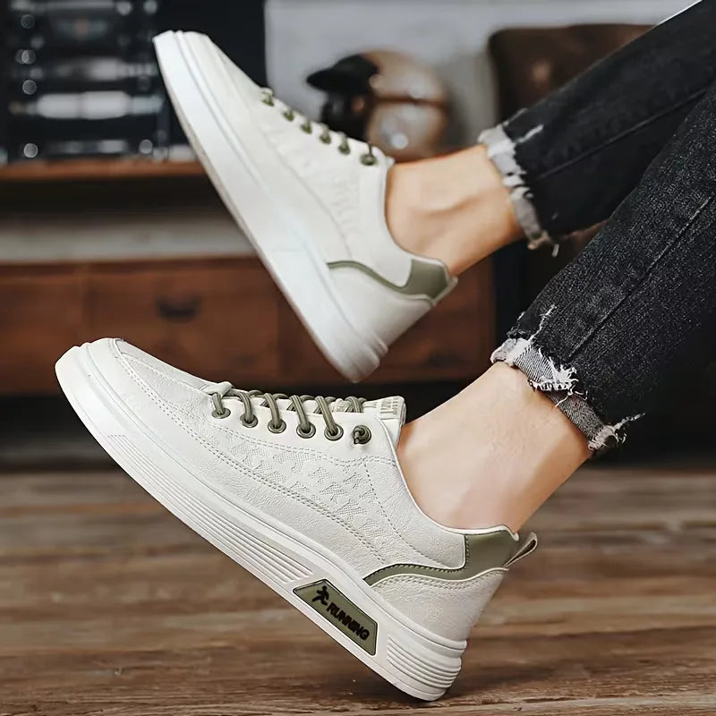 Sneakers met kunstleer en verhoogde rubberen zool