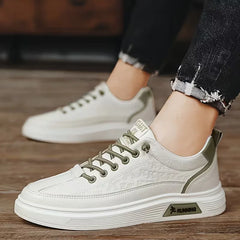 Sneakers met kunstleer en verhoogde rubberen zool