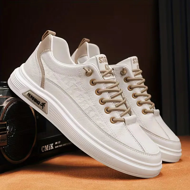 Sneakers met kunstleer en verhoogde rubberen zool