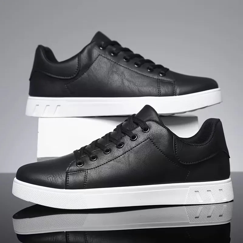 Sneakers van kunstleer met vetersluiting