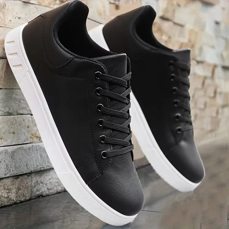 Sneakers van kunstleer met vetersluiting