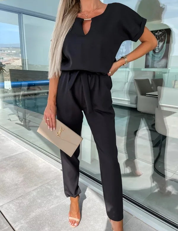 Korte jumpsuit - een perfecte combinatie van stijl en comfort. Deze veelzijdige jumpsuit heeft op maat gemaakte korte mouwen en een flatterende pasvorm voor elk figuur, gemaakt van hoogwaardig, lichtgewicht materiaal voor ultiem comfort.