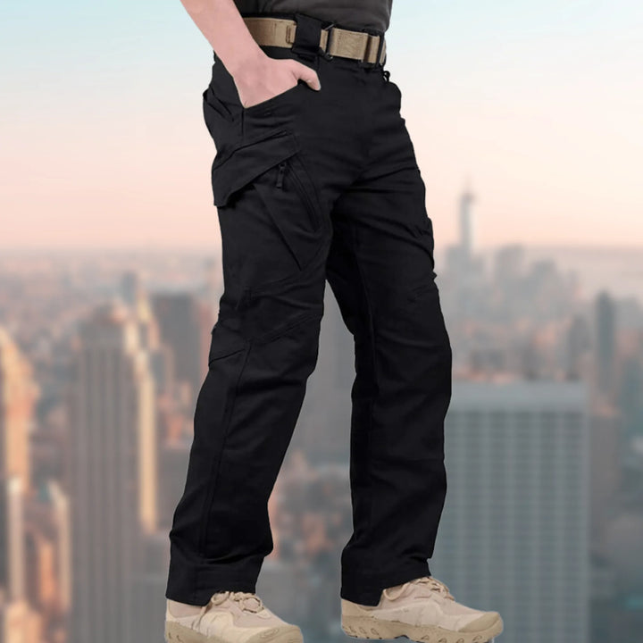 Tactical pants met cargo pockets