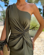 Naomi | Luxe One-Shoulder Jurk met Stijlvolle Split