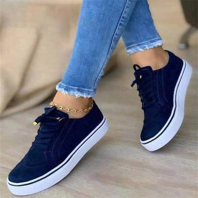 Trendy en comfortabele vrijetijdsschoenen, gemaakt van luxe suède. Deze sneakers bieden een perfecte mix van stijl en functionaliteit, waardoor ze een must-have zijn voor elk seizoen. Ideaal voor een trendy en comfortabele uitstraling in de herfst en winter.