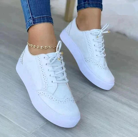 Trendy en comfortabele vrijetijdsschoenen, gemaakt van luxe suède. Deze sneakers bieden een perfecte mix van stijl en functionaliteit, waardoor ze een must-have zijn voor elk seizoen. Ideaal voor een trendy en comfortabele uitstraling in de herfst en winter.