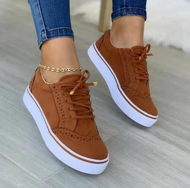 Trendy en comfortabele vrijetijdsschoenen, gemaakt van luxe suède. Deze sneakers bieden een perfecte mix van stijl en functionaliteit, waardoor ze een must-have zijn voor elk seizoen. Ideaal voor een trendy en comfortabele uitstraling in de herfst en winter.