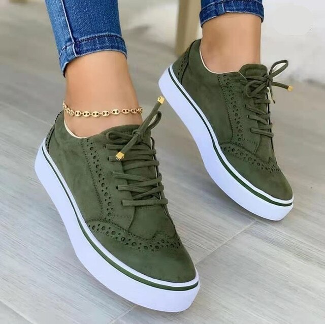 Trendy en comfortabele vrijetijdsschoenen, gemaakt van luxe suède. Deze sneakers bieden een perfecte mix van stijl en functionaliteit, waardoor ze een must-have zijn voor elk seizoen. Ideaal voor een trendy en comfortabele uitstraling in de herfst en winter.