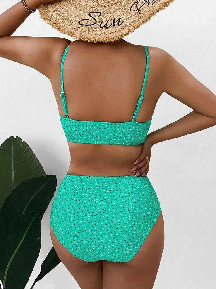 Bikini set met hoge taille voor een trendy en flatterende look. Gemaakt van spandex, draadloze ondersteuning met kussens, V-hals en twist details. Maattabel beschikbaar voor 21 levendige kleuren.