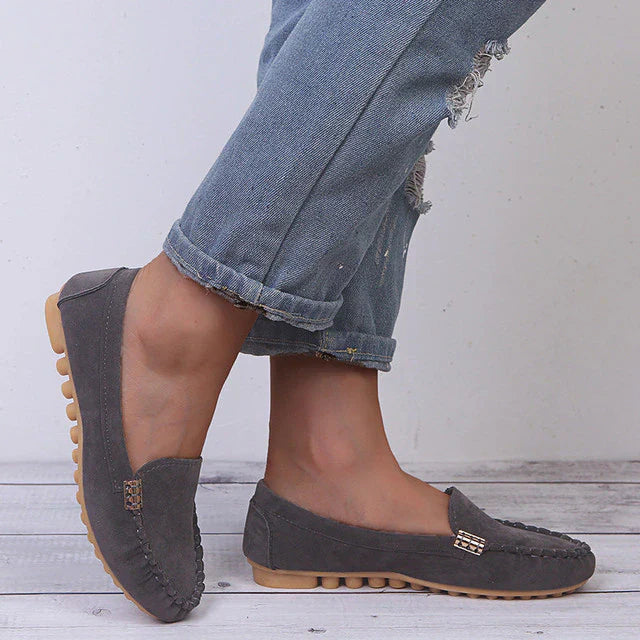 Casual slip-on loafer - een must-have voor een klassieke uitstraling. Voorzien van een trendy veterontwerp en distressed look, met rubberen antislipzolen voor uitstekende grip. Hoogwaardige kwaliteit en comfort voor moeiteloze elegantie. Gratis verzending beschikbaar.