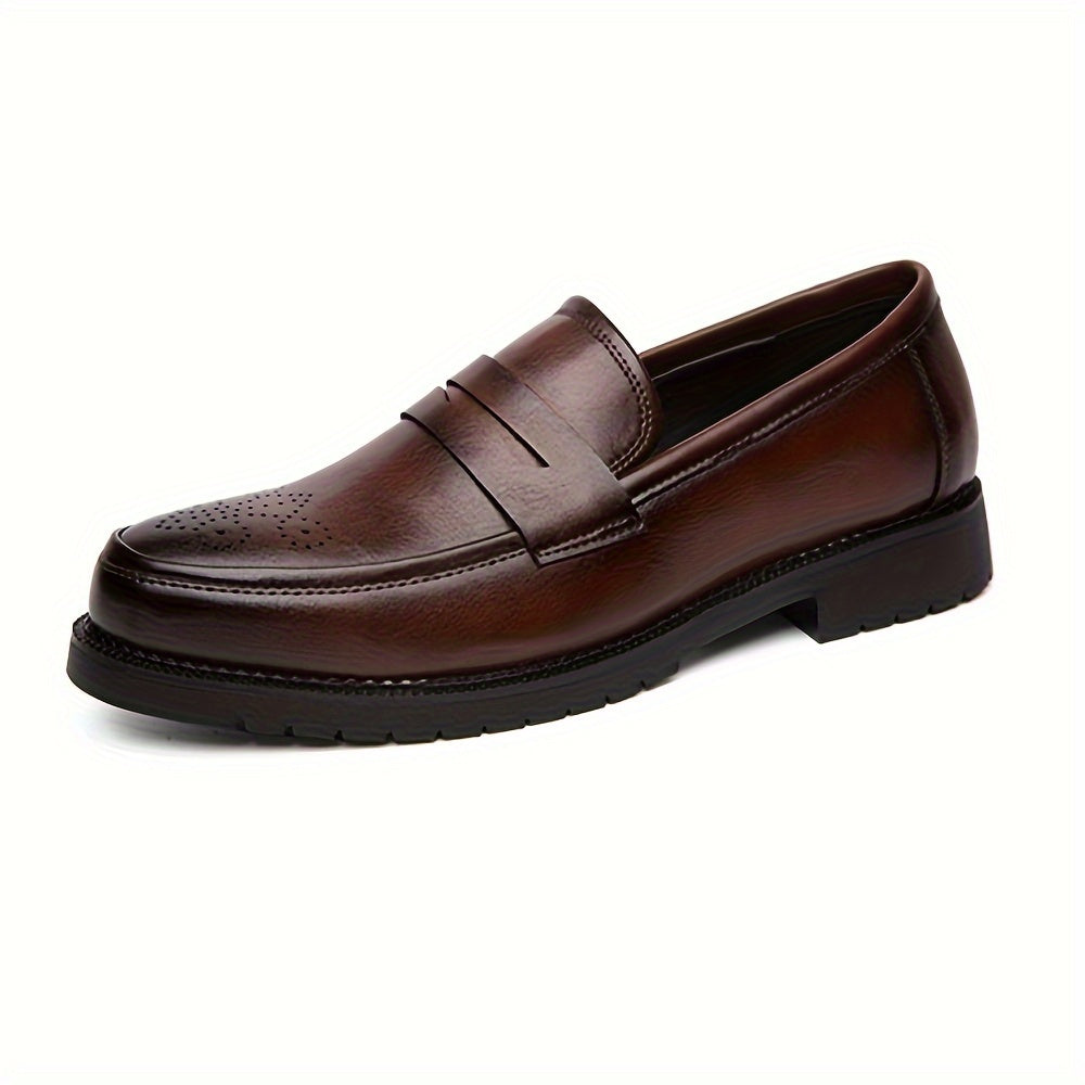 Heren Penny Loafers met brogue details. Deze tijdloze loafers bieden duurzaamheid en een klassieke uitstraling met hun PU-lederen bovenwerk. De slijtvaste eigenschappen zorgen voor comfort en betrouwbaarheid, terwijl het instapontwerp het gemak van aantrekken biedt. Ideaal voor zowel zakelijke als feestelijke gelegenheden.