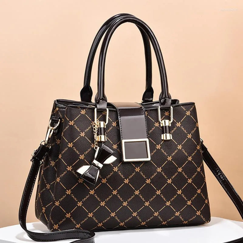 Adriana Draagtas | Luxe & Trendy in de kleur Koffie voor dames in stijl geschikt voor alle seizoenen.