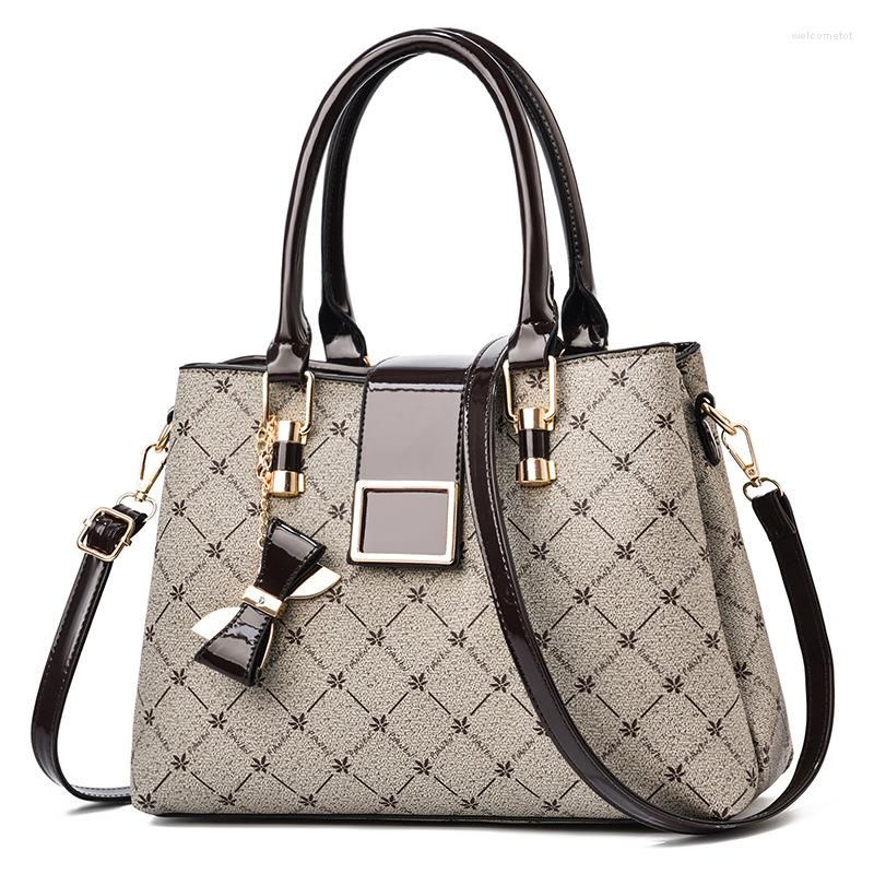 Adriana Draagtas | Luxe & Trendy in de kleur Koffie voor dames in stijl geschikt voor alle seizoenen.