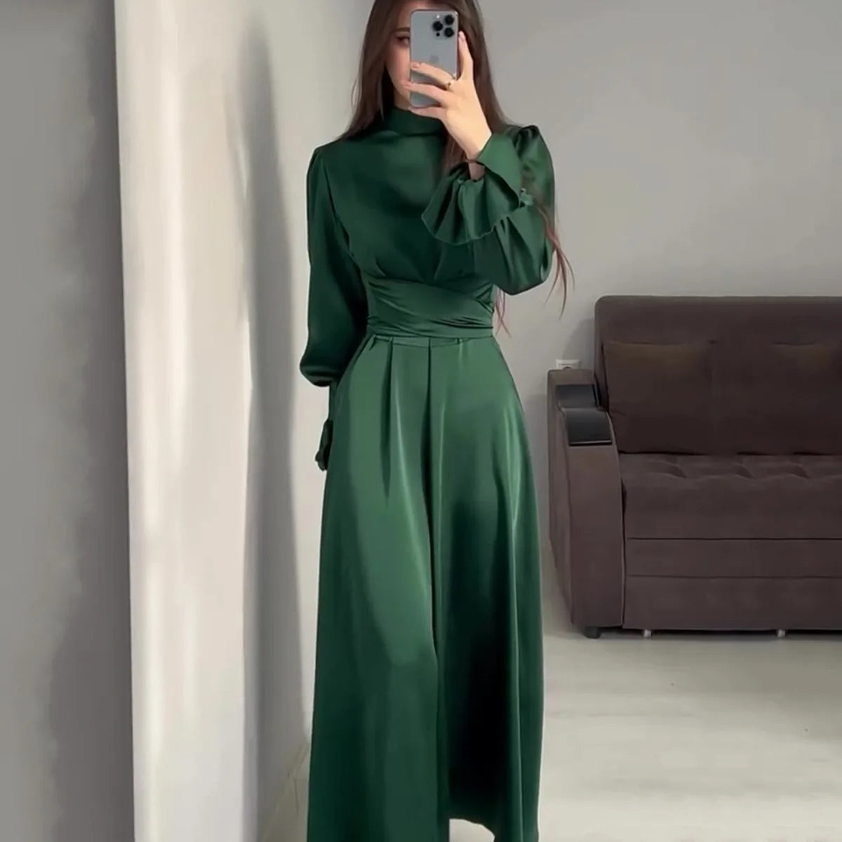 Aicha | Avondjurk met glinsterende details in de kleur Groen voor dames in Party stijl ideaal voor de lente.