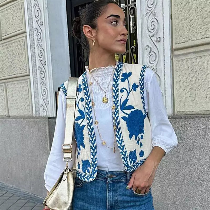 Alexsandra | Bloemen Gilet in de kleur Lichtblauw voor dames in stijl ideaal voor de zomer.